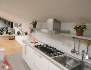 a kitchen with a sink and a stove top oven at CASAVELLINO: il tuo spazio moderno in centro in Avellino