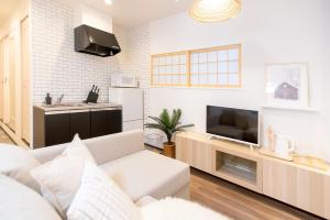TV a/nebo společenská místnost v ubytování Tsubame Hotel Asakusabashi 3 minutes walk from Asakusabashi Station Near Asakusa, Akihabara, and Ueno Cooking utensils and kitchen washing machine available Direct access to Haneda and Narita airports