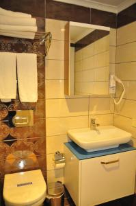 La salle de bains est pourvue d'un lavabo, de toilettes et d'un miroir. dans l'établissement Aura Boutique Hotel, à Sidé