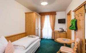 A bed or beds in a room at Garni La Ciasota 3s