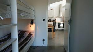 Zimmer mit einer Tür zur Küche in der Unterkunft Almbacka Logi lgh 2 in Skivarp