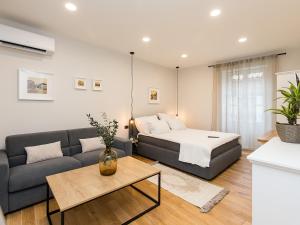 Posezení v ubytování NEWPremium Suite Šinjorina, Historical City Centre