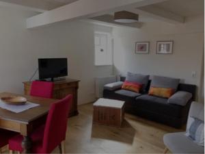 ein Wohnzimmer mit einem Sofa und einem Tisch in der Unterkunft Wohlfühl Appartments in Felsberg