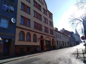 オルシュティンにあるMieszkanie w Kamienicy przy Starówceの大きな建物前の空き道