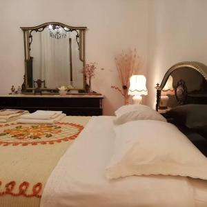 ein Schlafzimmer mit einem großen Bett und einem Spiegel in der Unterkunft Villetta di Campagna in Venturina Terme