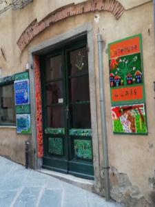 Zugang zu einem Geschäft mit einer großen Glastür in der Unterkunft Villetta di Campagna in Venturina Terme