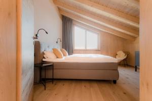 Tempat tidur dalam kamar di Allgäu-Chalets-Niso