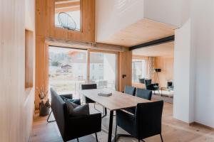 uma sala de jantar com mesa e cadeiras em Allgäu-Chalets-Niso em Waltenhofen