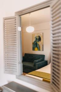 sala de estar con sofá verde y espejo en Best House, Nirvana II, Patra en Patras