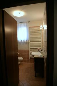 a bathroom with a toilet and a sink at Agriturismo Cascina Lavaroni in Buttrio