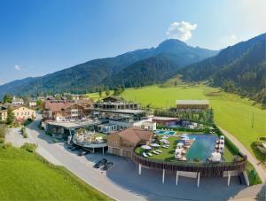 z góry widok na ośrodek w górach w obiekcie Alpin Life Resort Lürzerhof w mieście Untertauern