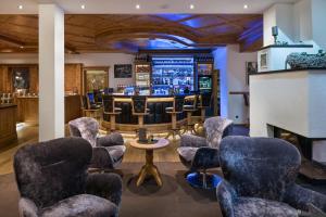 a bar with chairs and a bar counter at Alpin Life Resort Lürzerhof in Untertauern