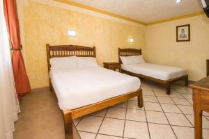 Habitación con 2 camas en una habitación en OYO Hotel La Glorieta ,Huichapan ,Balneario Camino Real, en Huichapan