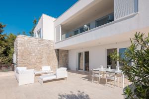 Posezení v ubytování Luxury Seafront Villa Primosten Glamour with private pool, sauna and gym at the beach in Primosten