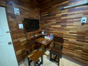 โรงแรมภูน้ำฟ้า - Phunumfha Hotel ชุมแพ的电视和/或娱乐中心