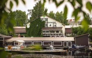 Fotografie z fotogalerie ubytování Fishing and hunting hotel Alexandrovsky Prichal v destinaci Vesjegonsk