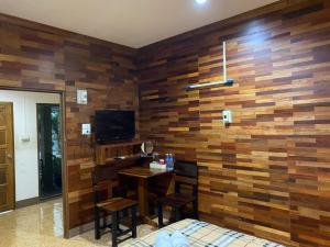 โรงแรมภูน้ำฟ้า - Phunumfha Hotel ชุมแพ的电视和/或娱乐中心