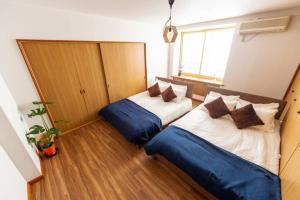 札幌市にあるThe OASISのベッドルーム1室(ベッド2台、窓付)