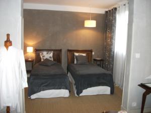 Una cama o camas en una habitación de MAISON DE MARQUAY-MAISON D'HOTES