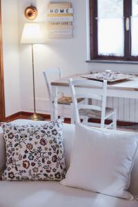 A seating area at La Panoramica Gubbio - Maison de Charme - Casette e appartamenti self catering per vacanze meravigliose!