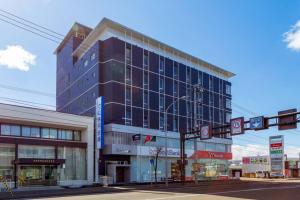 札幌市にあるLOVELYの信号のある街路にある高層ビル