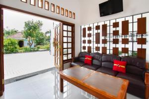 a living room with a couch and a table at SUPER OYO 3309 Forrest’inn in Kediri
