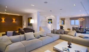 Φωτογραφία από το άλμπουμ του Luxury Seafront Villa My Dream with private pool, jacuzzi and staff at the beach on Brac island - Sumartin σε Selca
