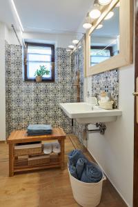 A bathroom at La Panoramica Gubbio - Maison de Charme - Casette e appartamenti self catering per vacanze meravigliose!