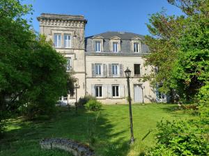 Château de Champblanc في Cherves-de-Cognac: منزل قديم وامامه انارة الشارع