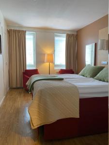Postel nebo postele na pokoji v ubytování Strand City Hotel