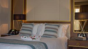 سرير أو أسرّة في غرفة في La Cigale Tabarka
