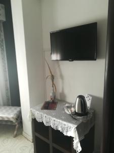 una mesa con TV en la pared y un hervidor de agua. en Hotel Cristo Rei, en Oporto