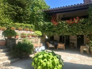 A garden outside La Panoramica Gubbio - Maison de Charme - Casette e appartamenti self catering per vacanze meravigliose!