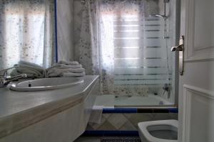 y baño con lavabo, aseo y bañera. en Apartamentos Aloha2 El Puerto de Santa Maria, en El Puerto de Santa María