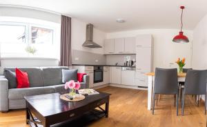 salon z kanapą i stołem w obiekcie Appartements Freiraum w Schladming