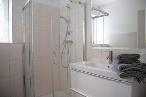 łazienka z prysznicem i umywalką w obiekcie Appartements Freiraum w Schladming +35 zdjęć