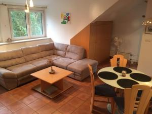 een woonkamer met een bank en een tafel bij J-Max in Bled