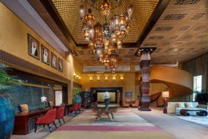 hol hotelu z żyrandolem w obiekcie Anantara Desert Islands Resort & Spa w mieście Da‘sah