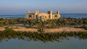 una vista aerea di un resort su un'isola in acqua di Anantara Desert Islands Resort & Spa a Da‘sah