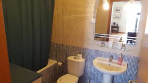Sotavento Guest House في بورتو سانتو: حمام مع مرحاض ومغسلة