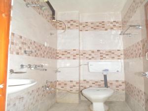 
A bathroom at Ajanta Hotel 100 Mtrs Railway Station & 400 Mtrs Dargah
