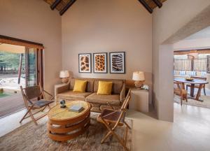 uma sala de estar com um sofá e uma mesa em Anantara Sir Bani Yas Island Al Sahel Villas em Da‘sah