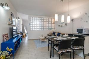 una cucina e un soggiorno con tavolo e sedie di Serenity by the Marina, Vilamoura a Quarteira
