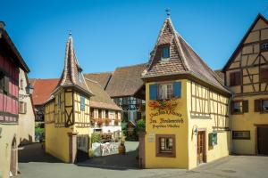 un grupo de edificios medievales en una calle en Les chambres du domaine, en Eguisheim