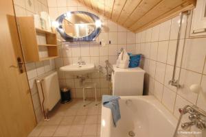 un piccolo bagno con vasca e lavandino di Ferienhof Sturm a Dellach