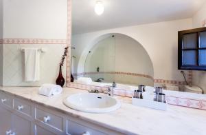 a bathroom with a sink and a mirror at Monte do Serrado de Baixo - T4 in Évora +40 photos