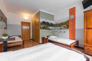 En eller flere senge i et værelse på Top Hostel Pokoje Gościnne