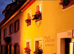 un bâtiment jaune avec des boîtes de fleurs sur son côté dans l'établissement Ferienhaus - die710, à Rothenburg ob der Tauber