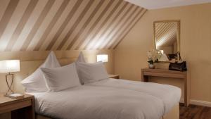 Ein Bett oder Betten in einem Zimmer der Unterkunft Der Romantik-Hof Greetsiel