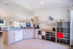 Kitchen o kitchenette sa Family villa Bettina - recently remodeled home